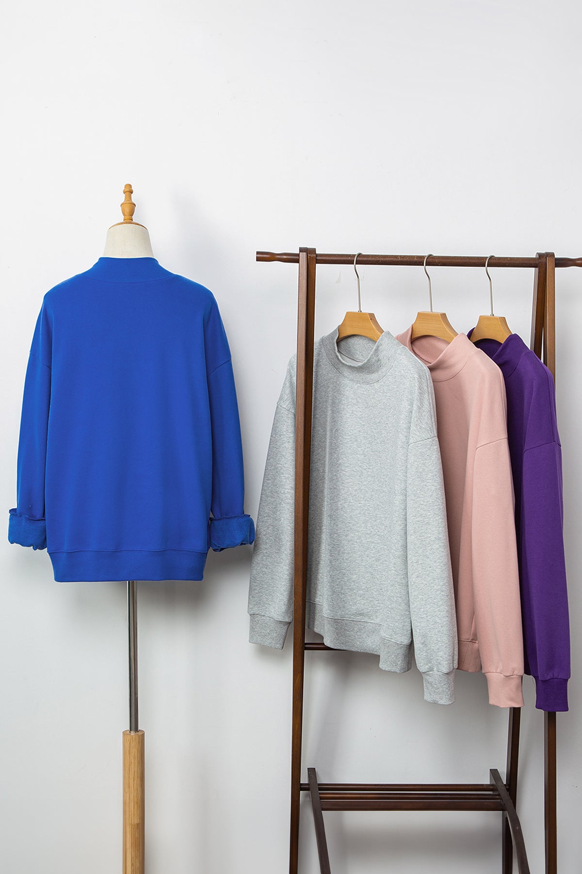 Sweat oversize bleu marine à col montant — style casual chic