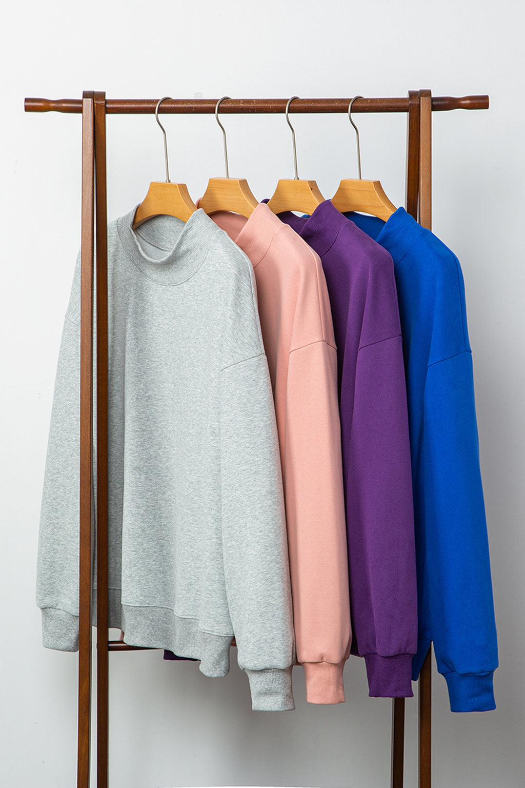 Sweat oversize bleu marine à col montant — style casual chic