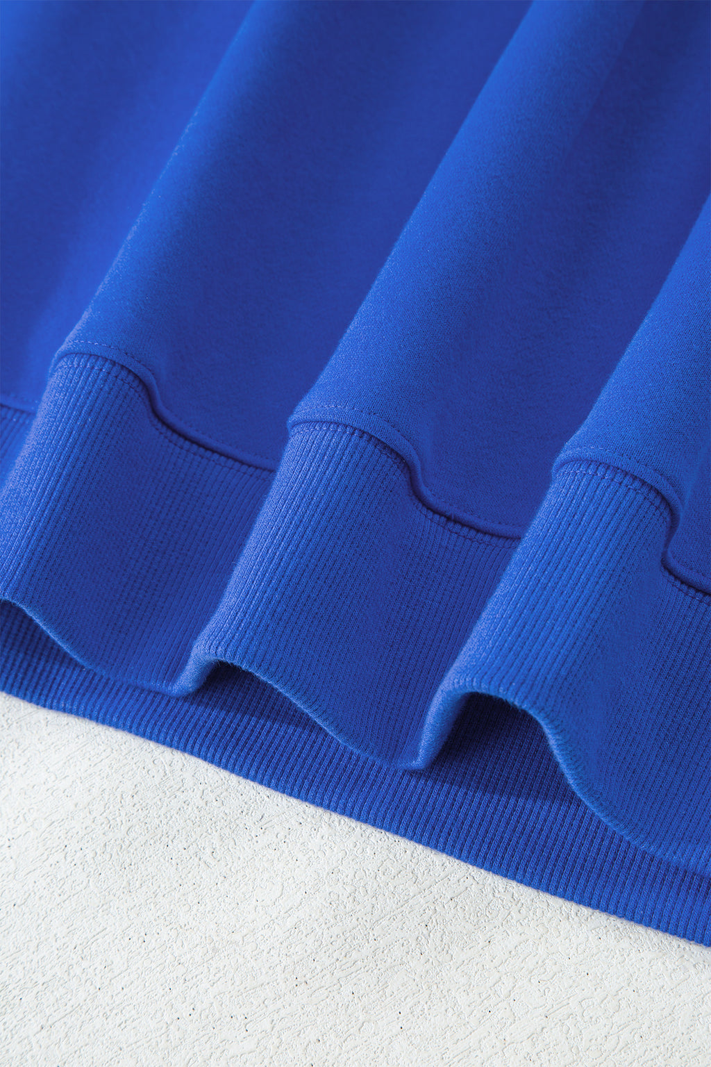 Sweat oversize bleu marine à col montant — style casual chic
