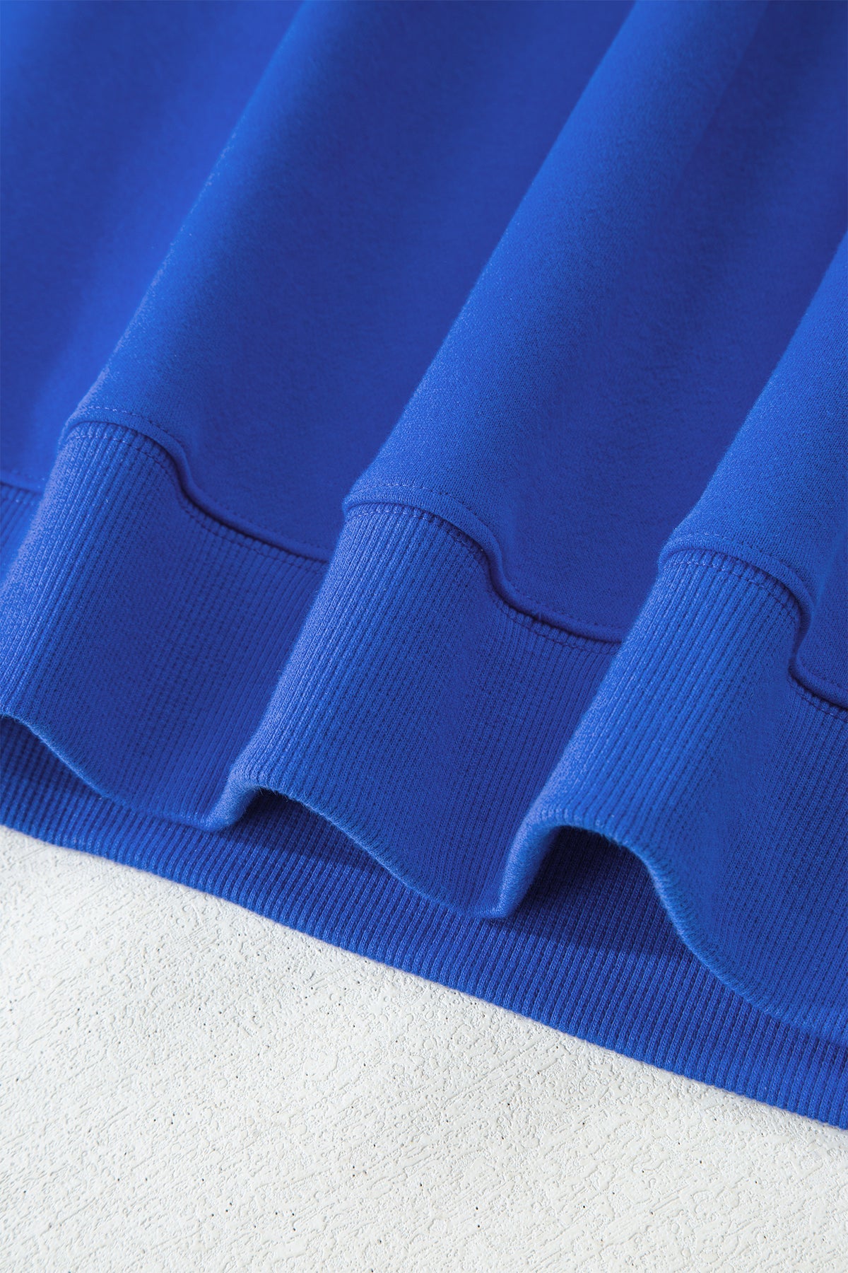 Sweat oversize bleu marine à col montant — style casual chic