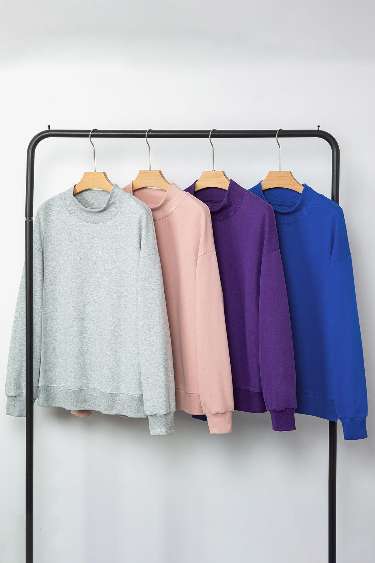 Sweat oversize bleu marine à col montant — style casual chic