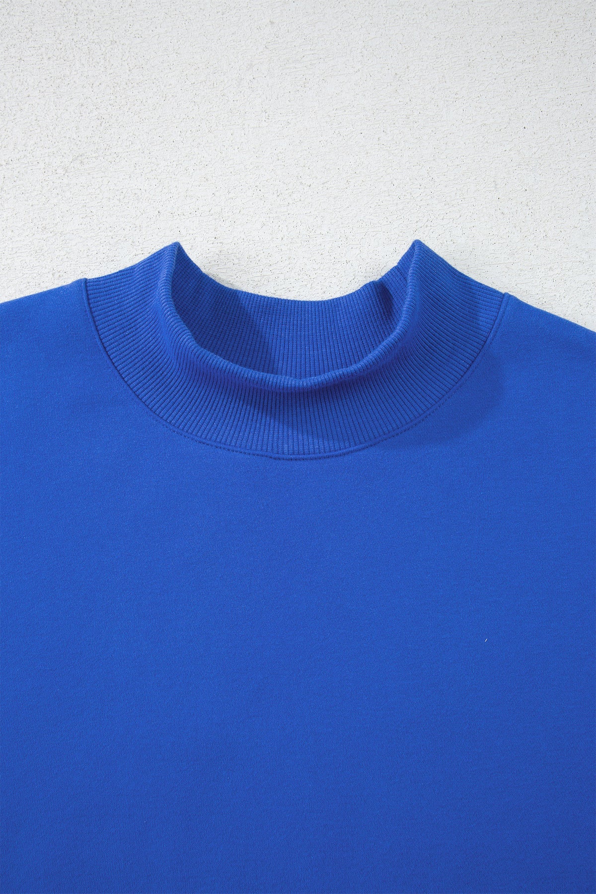 Sweat oversize bleu marine à col montant — style casual chic