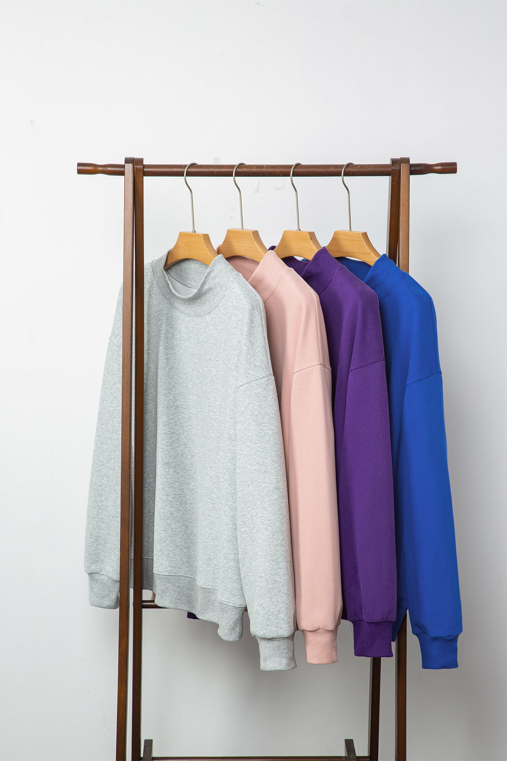 Sweat oversize bleu marine à col montant — style casual chic