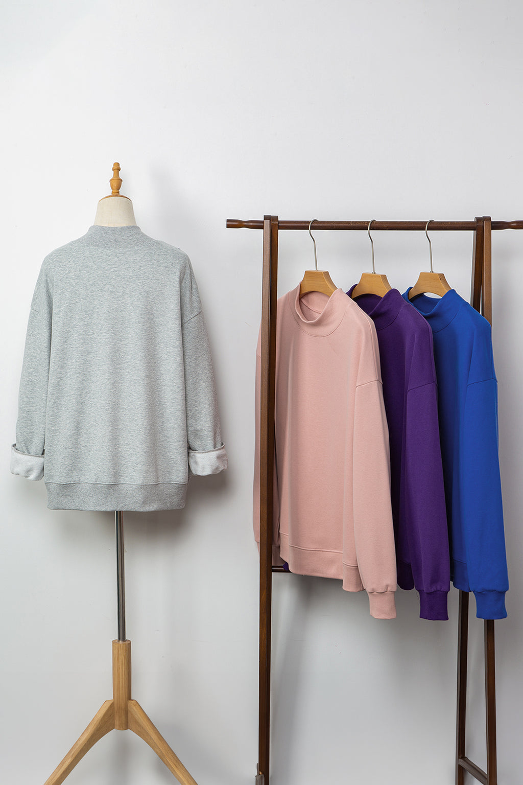 Sweat oversize bleu marine à col montant — style casual chic
