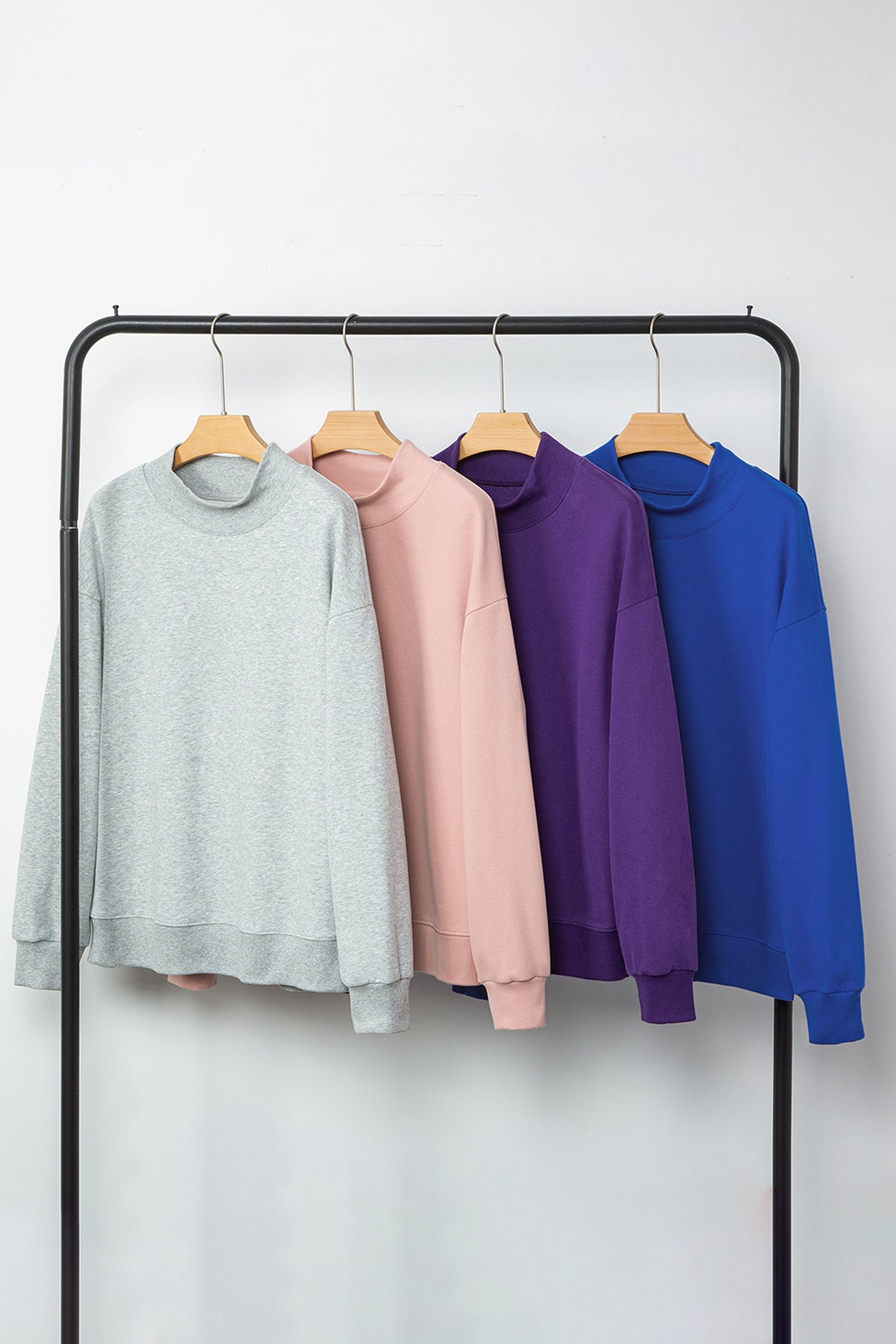 Sweat oversize bleu marine à col montant — style casual chic