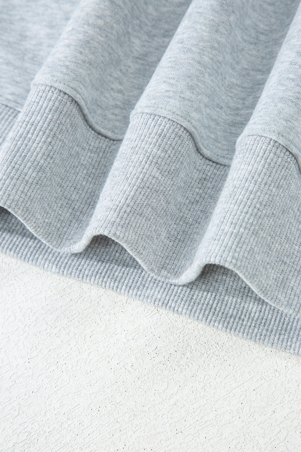 Sweat oversize bleu marine à col montant — style casual chic