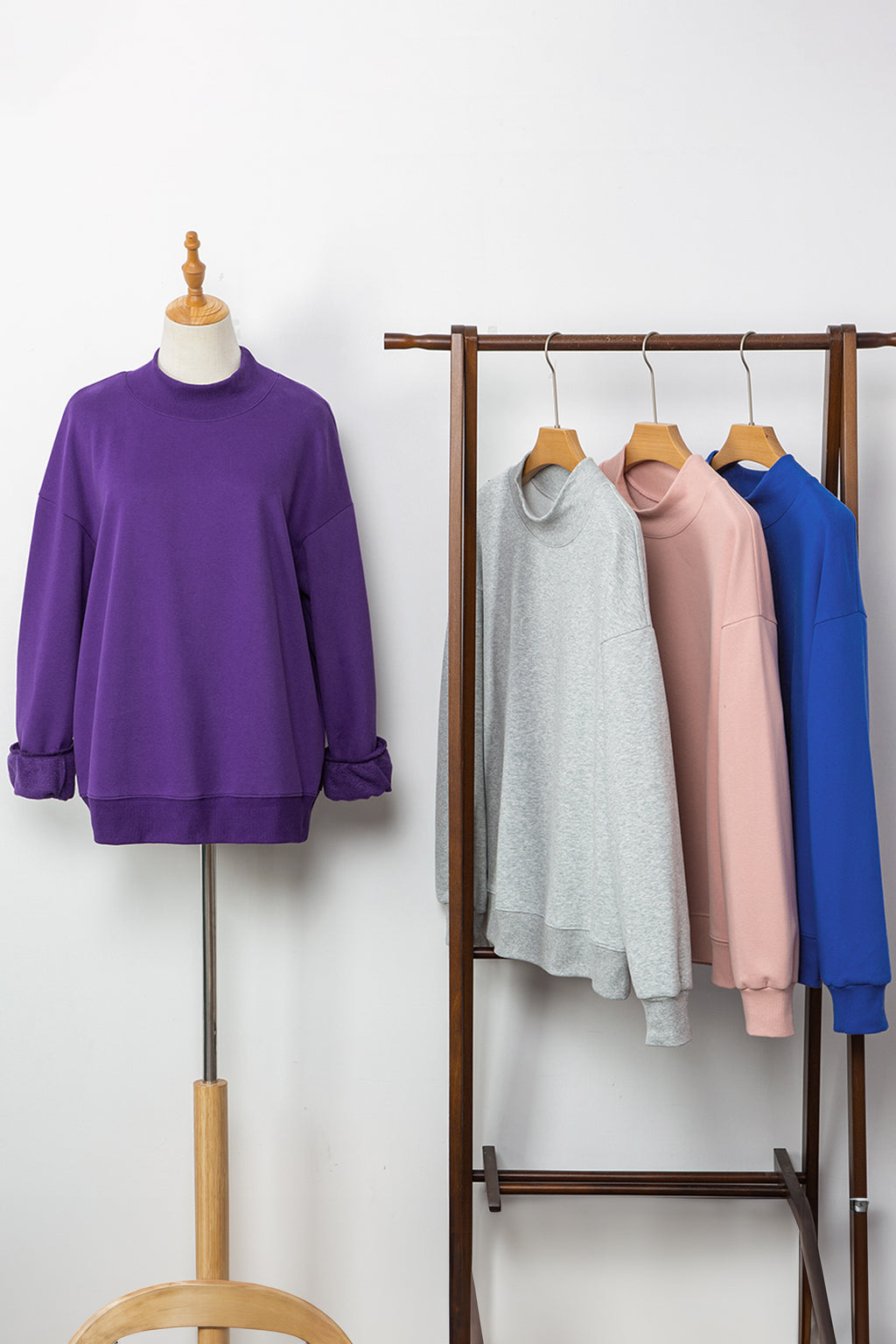 Sweat oversize bleu marine à col montant — style casual chic