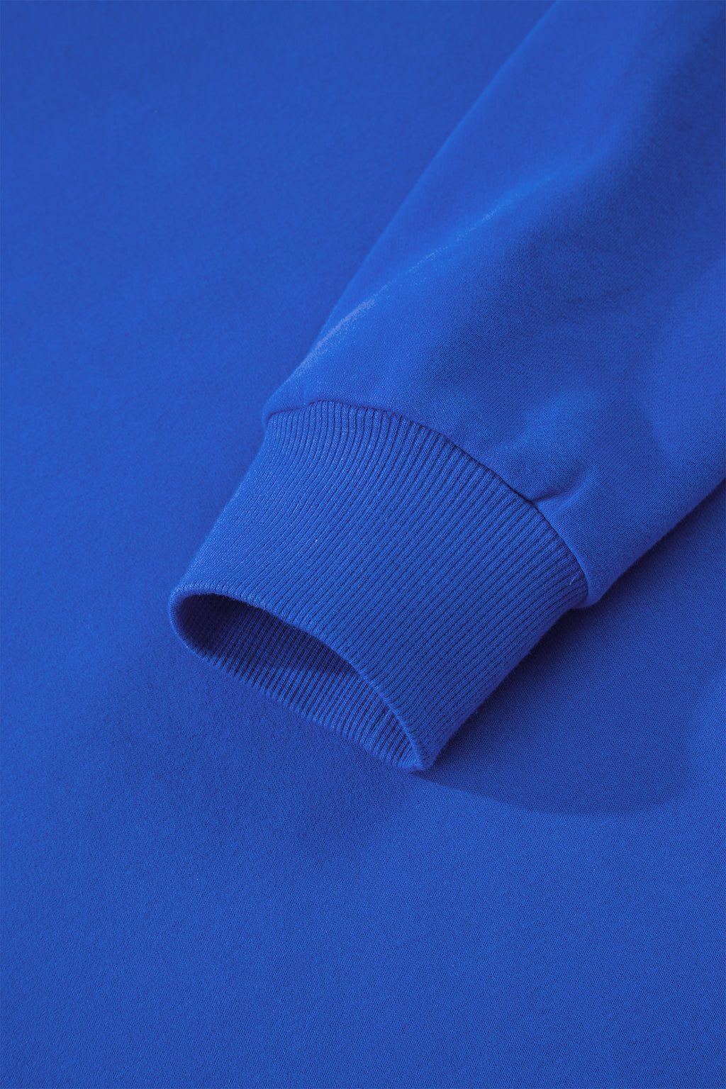 Sweat oversize bleu marine à col montant — style casual chic