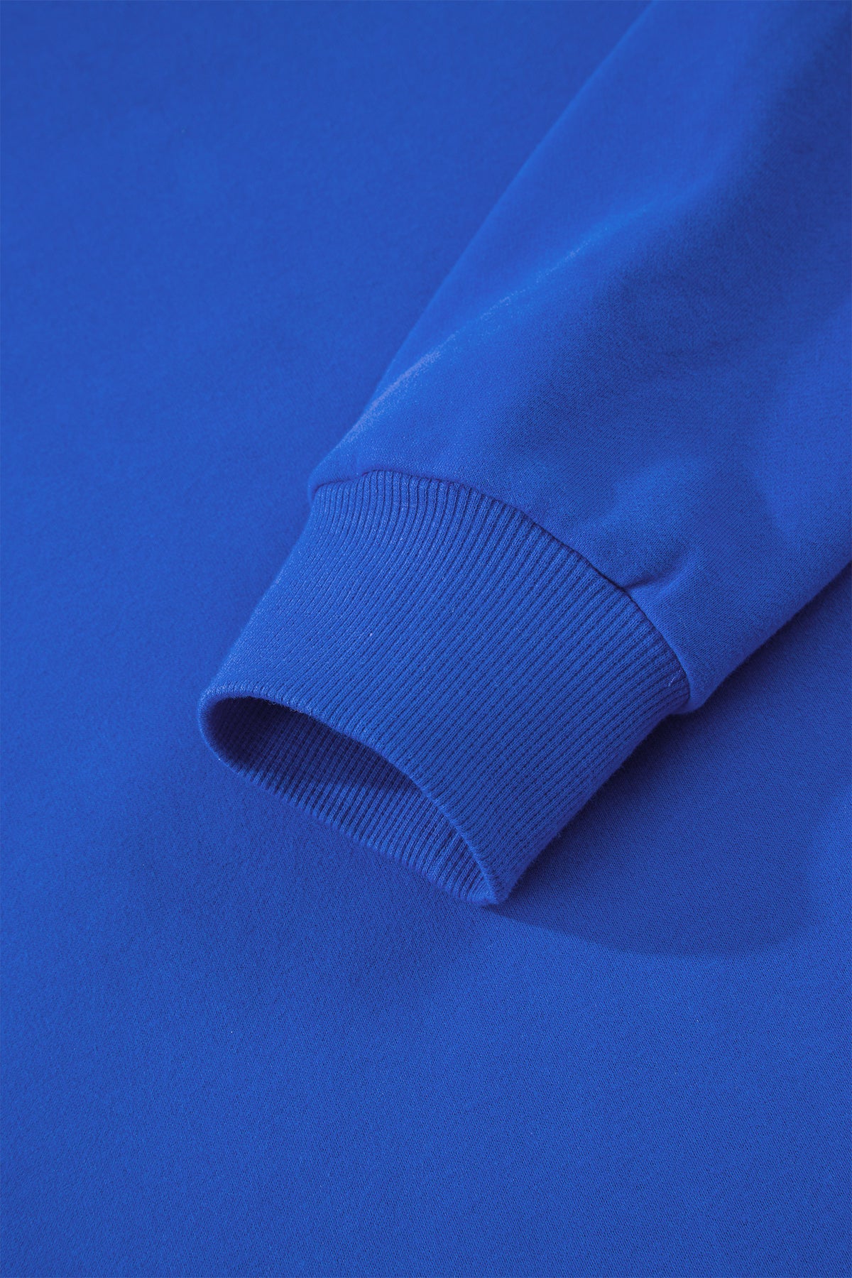 Sweat oversize bleu marine à col montant — style casual chic