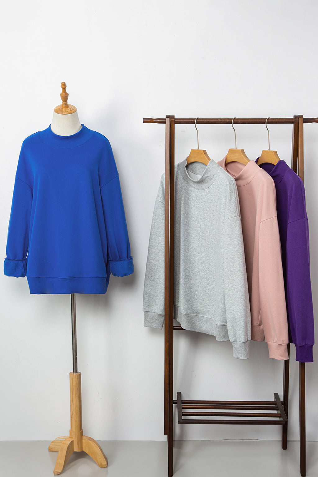 Sweat oversize bleu marine à col montant — style casual chic