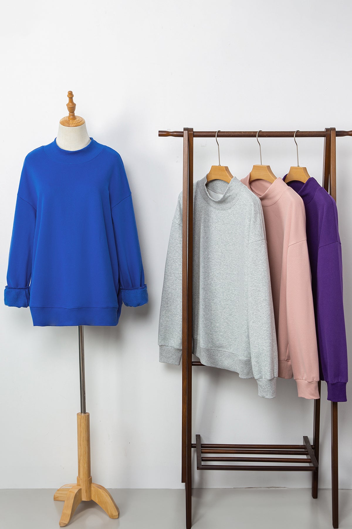 Sweat oversize bleu marine à col montant — style casual chic