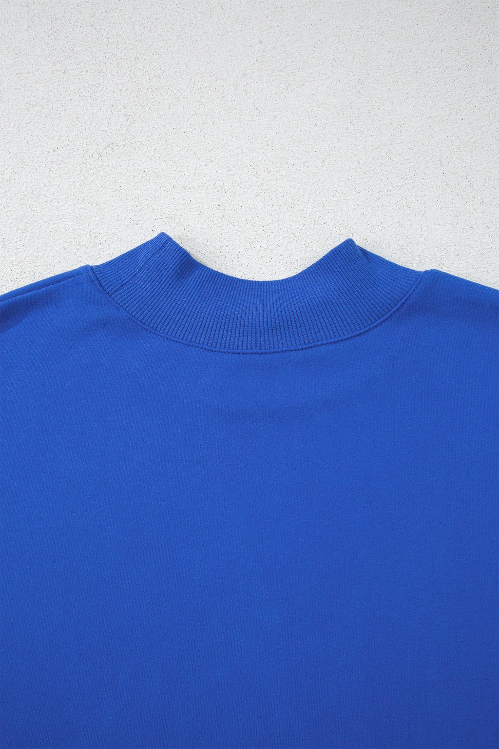 Sweat oversize bleu marine à col montant — style casual chic