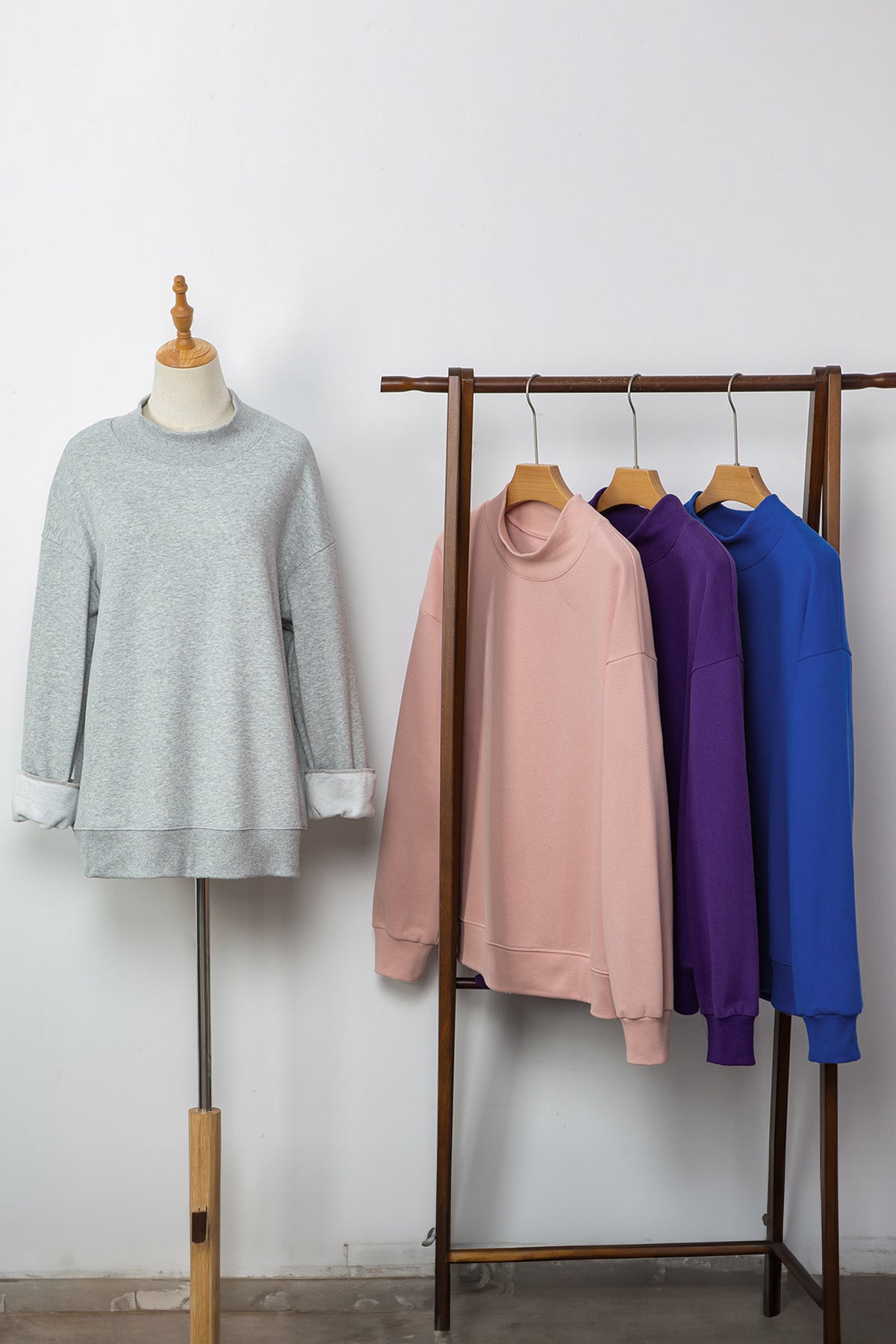 Sweat oversize bleu marine à col montant — style casual chic