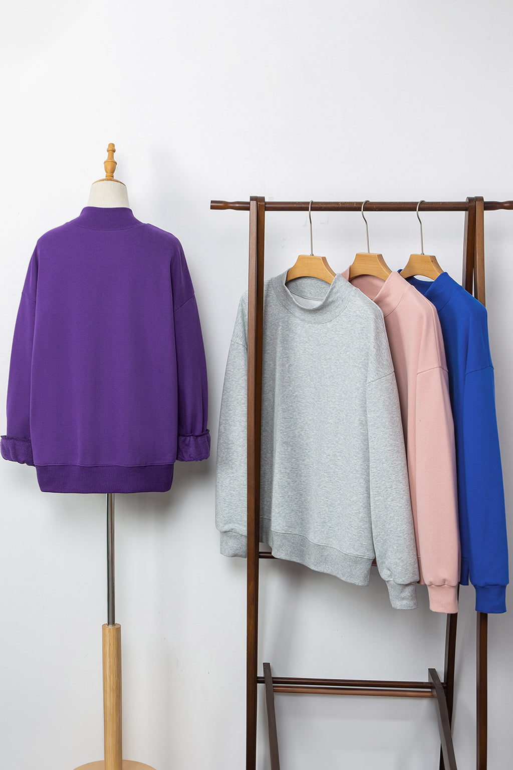 Sweat oversize bleu marine à col montant — style casual chic