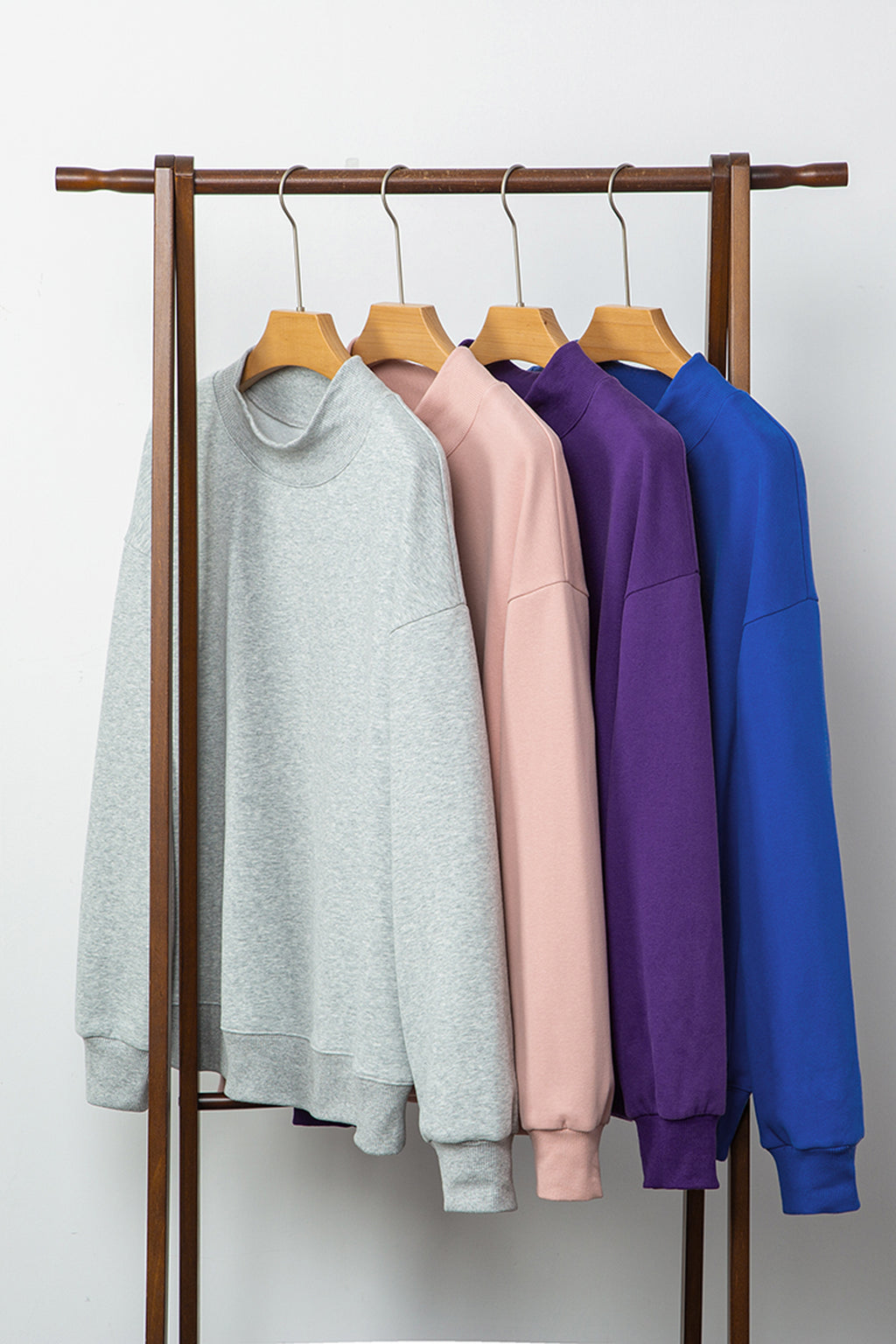 Sweat oversize bleu marine à col montant — style casual chic