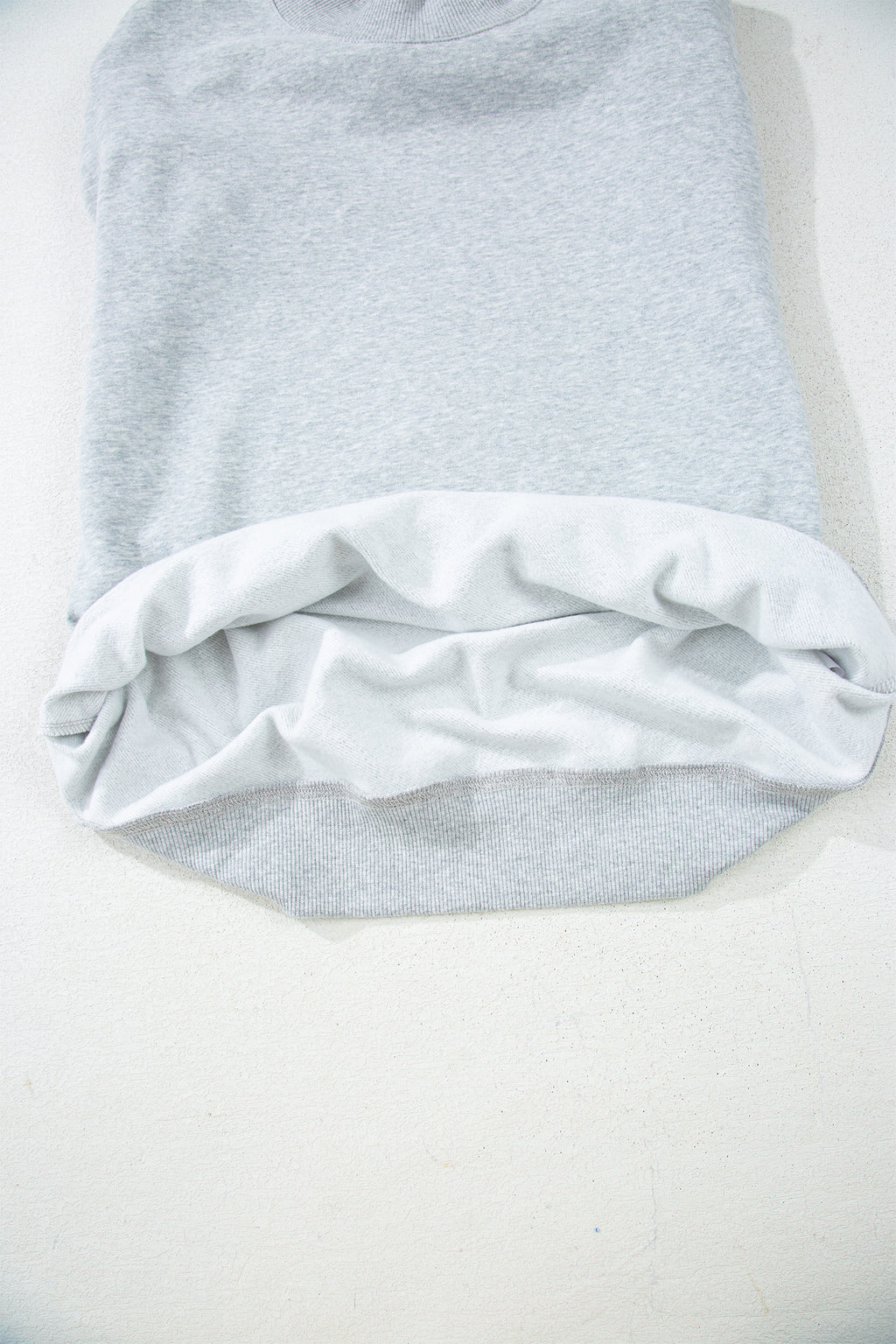 Sweat oversize bleu marine à col montant — style casual chic