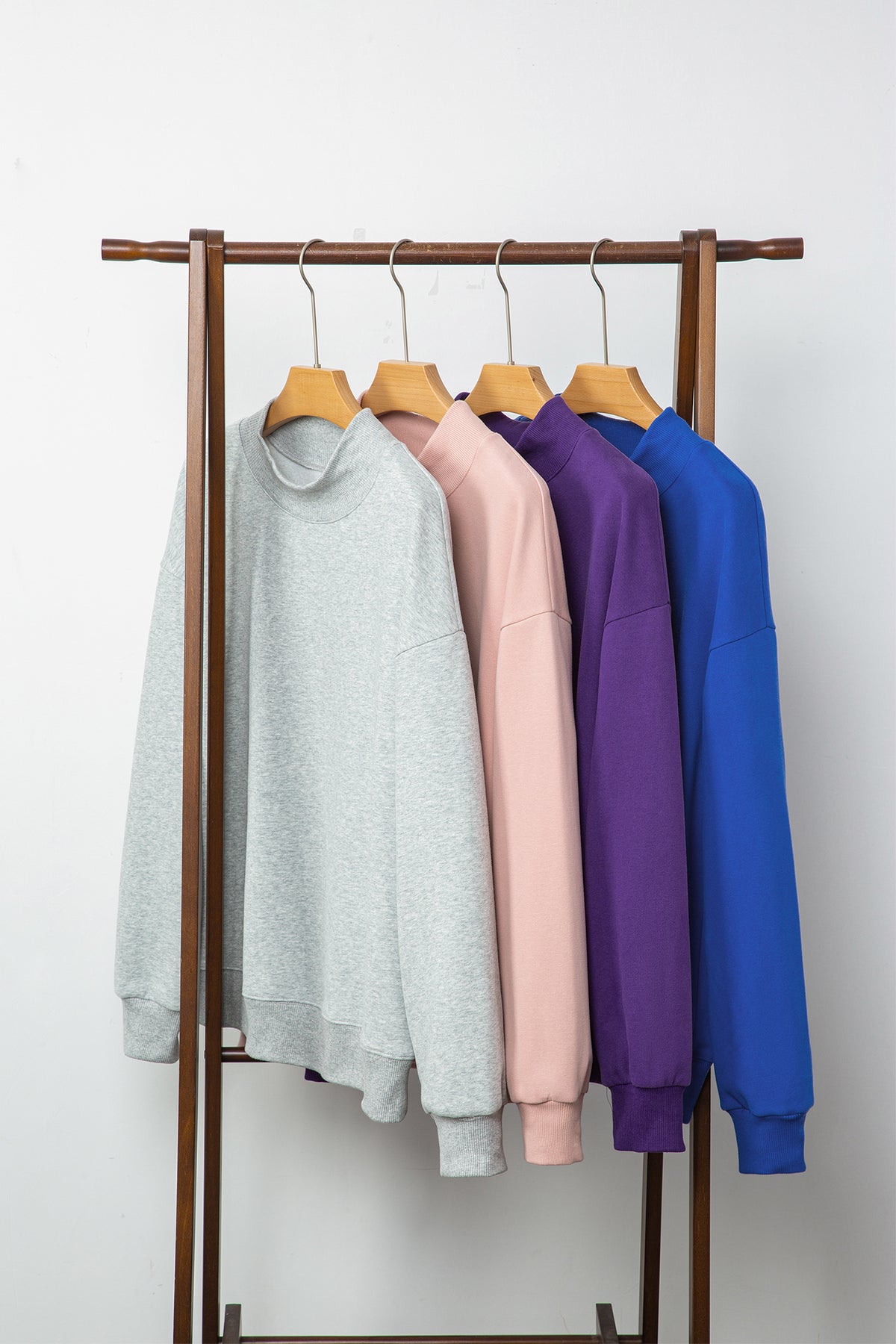 Sweat oversize bleu marine à col montant — style casual chic